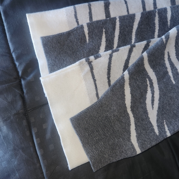 Vera Wang Sweater - Picture 5 of 7